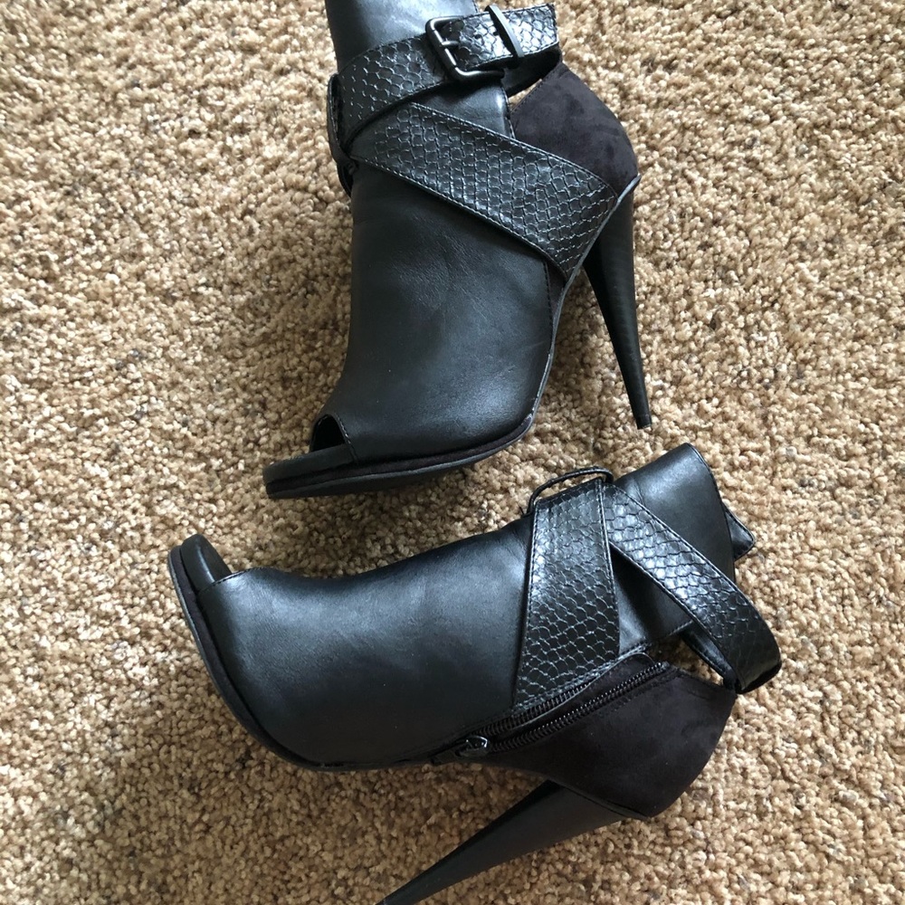 MISSGUIDED ankle heel/boot size 6
